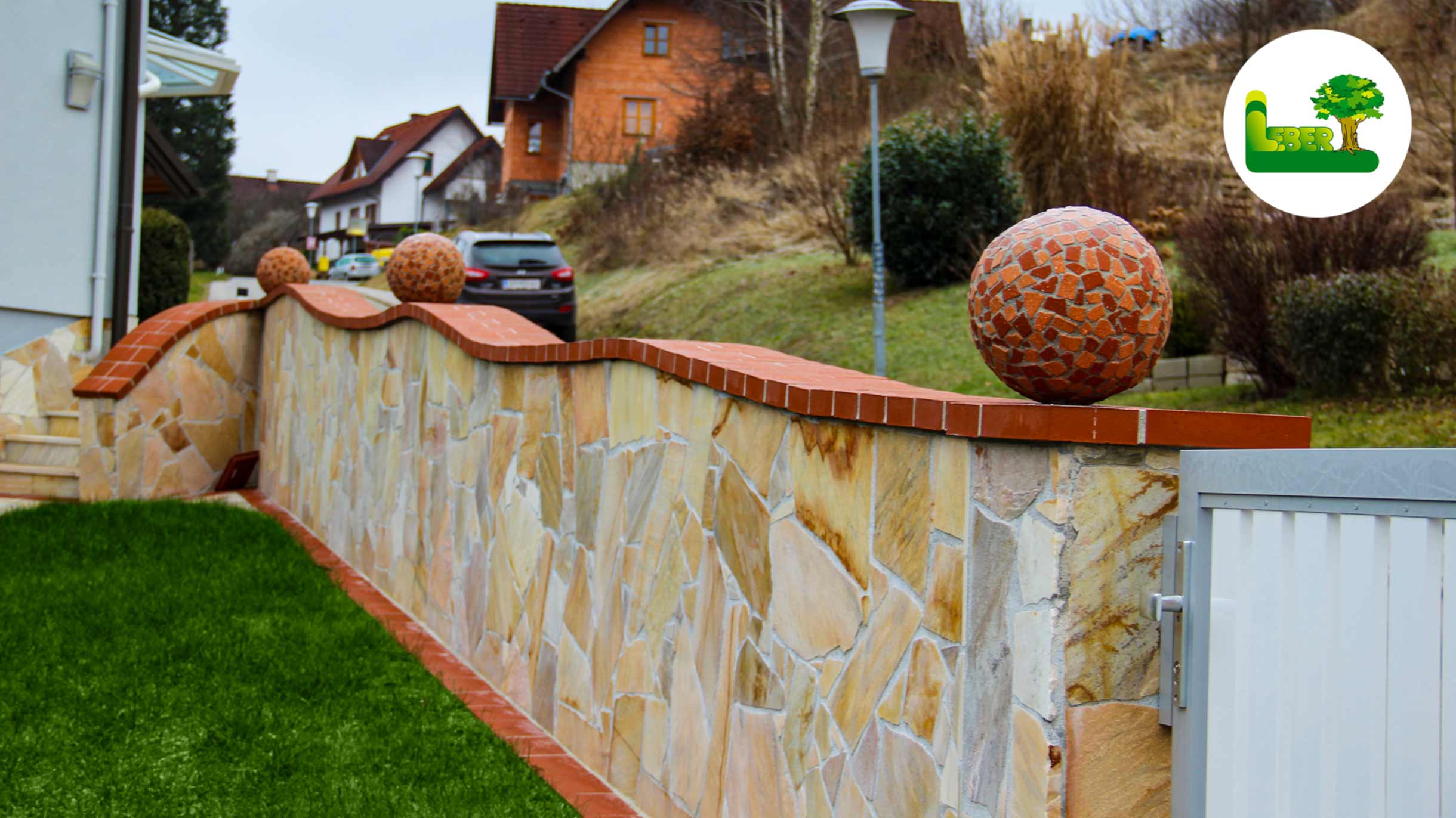 Gartenmauer mit brasilianischem Quarzit und Klinkerabdeckung