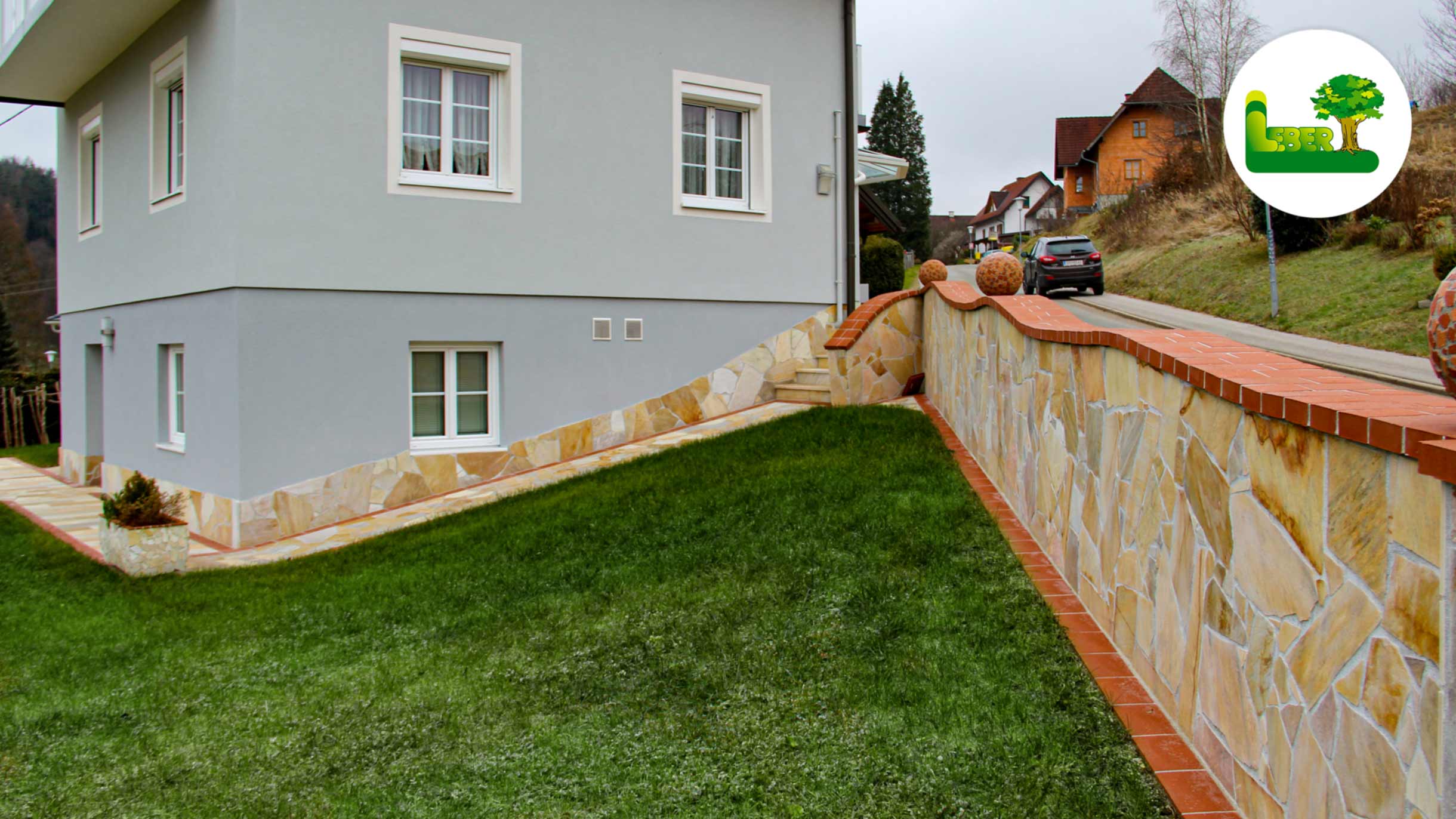 Pflasterung und Gartenmauer aus Naturstein brasilianischer Quarzit und Klinkerabdeckung