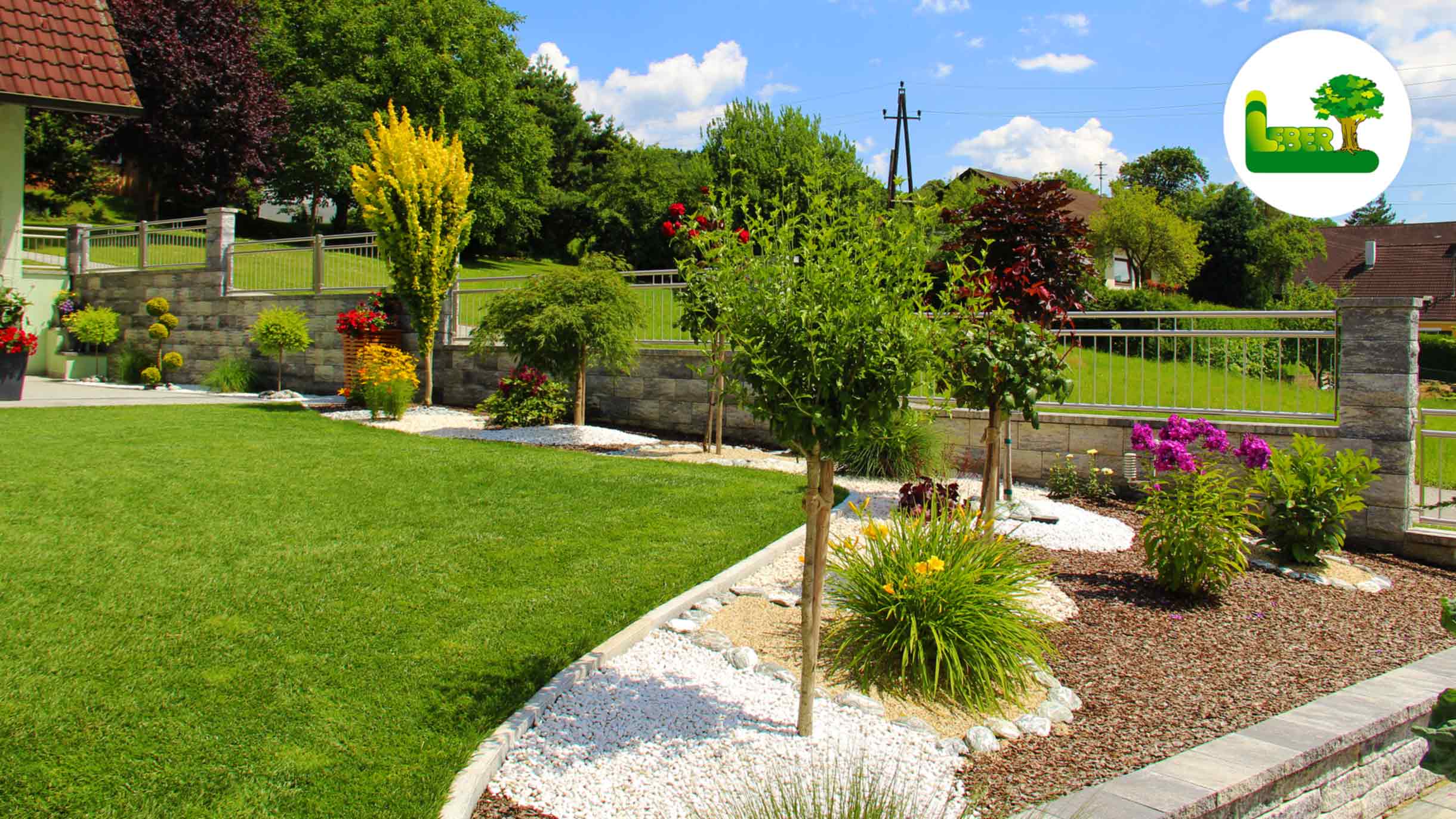 Gartenanlage im Landhausstil - Bepflanzung, Steingarten, Rindenmulch, Gartenmauer