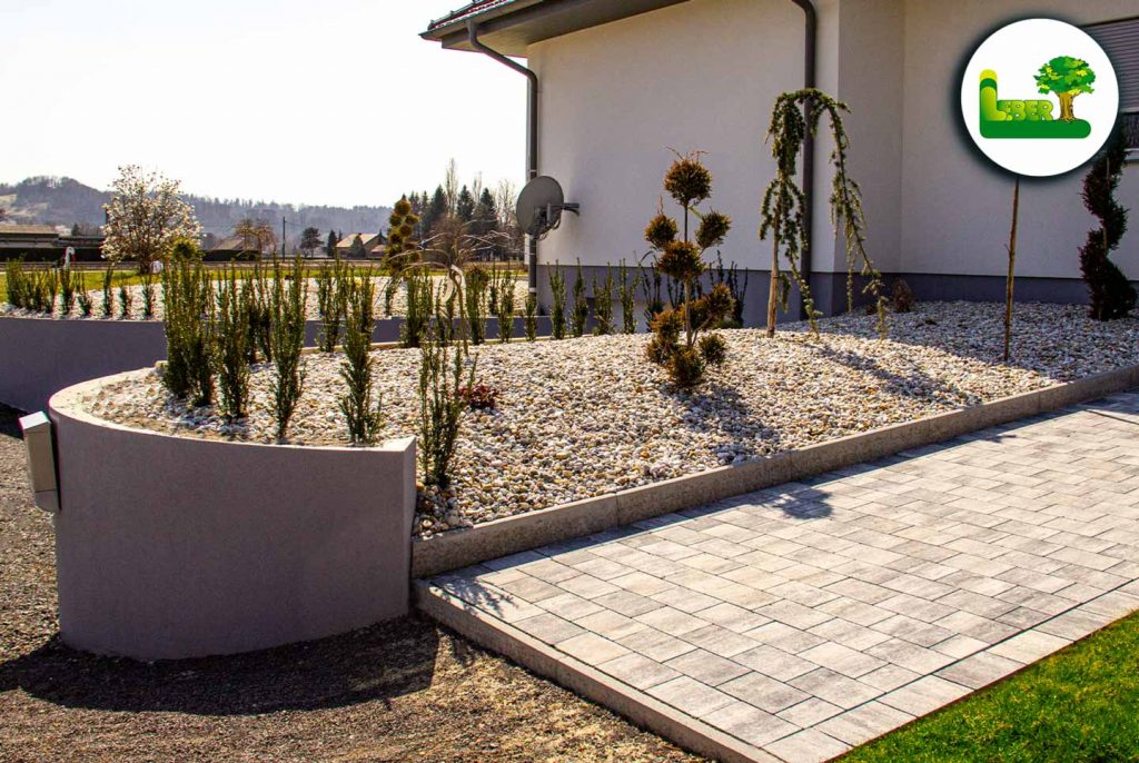 Betonsteine Vesuv als Pflasterung im Eingangsbereich - modern grauschattiert - Garten Leber Steiermark