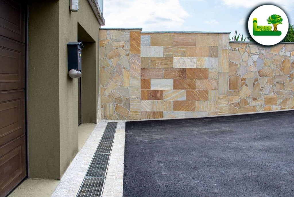 Gartenmauer bei der Einfahrt mit brasilianischen Quarzit gelb, Asphalt und Granitwürfel als Einfassung